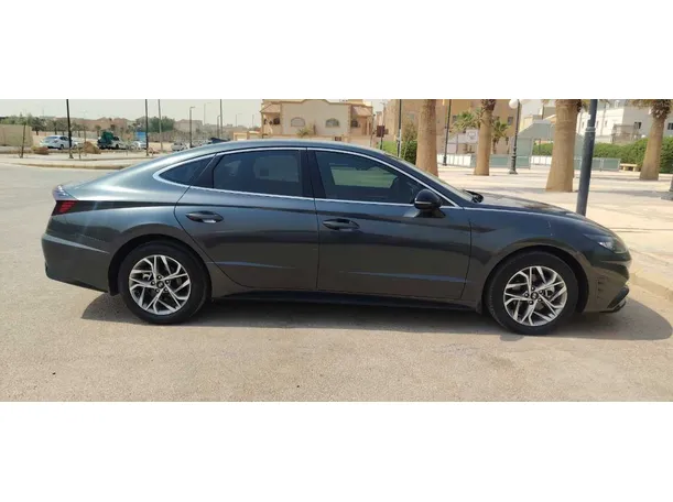 Car image 4