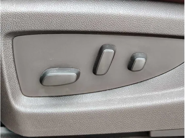 Car image 32