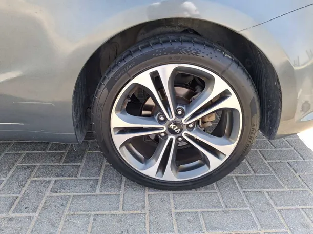Car image 9