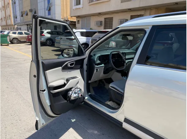 Car image 10