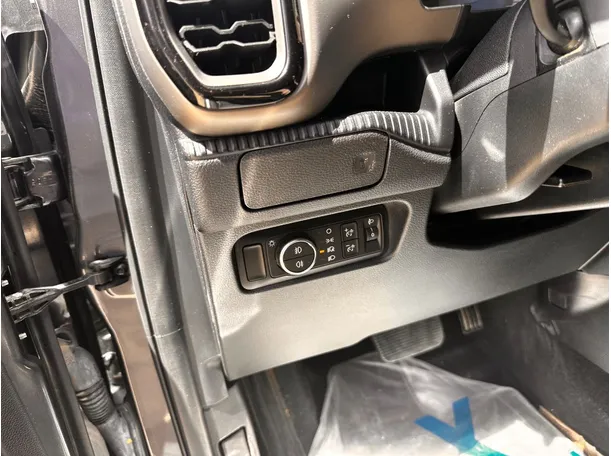 Car image 26