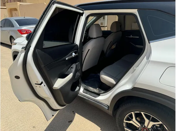 Car image 13