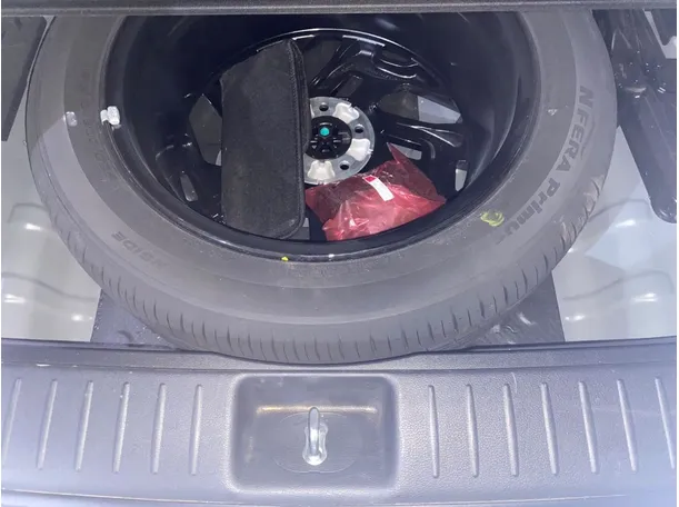 Car image 24