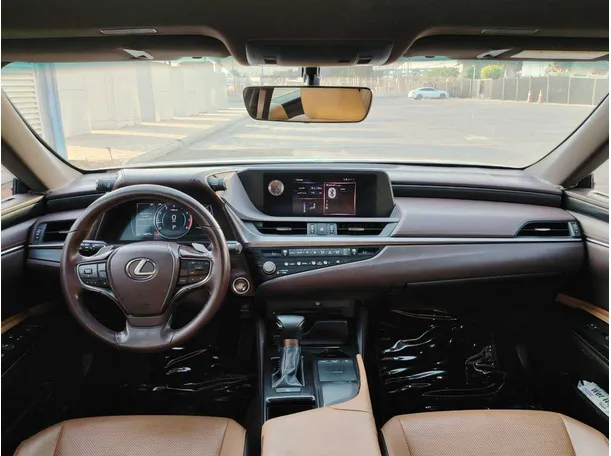 Car image 19