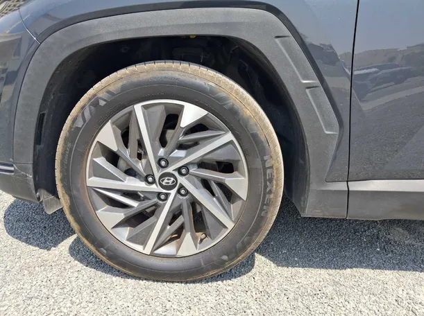 Car image 9