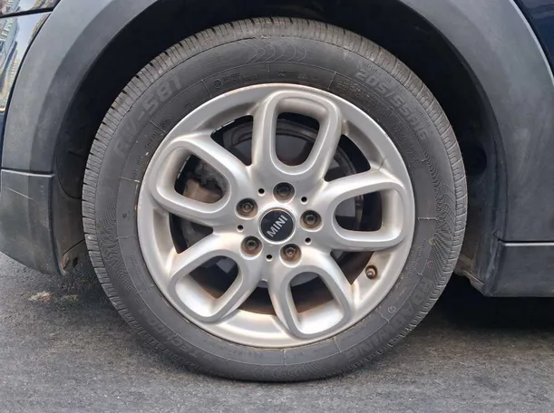 Car image 8