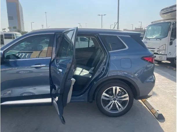 Car image 15
