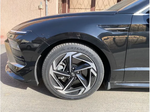 Car image 9