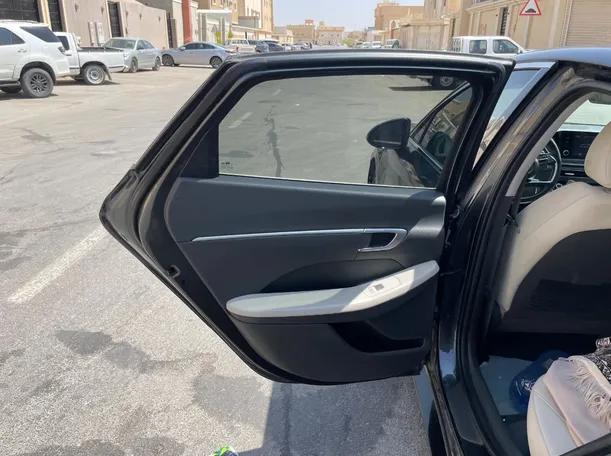 Car image 14
