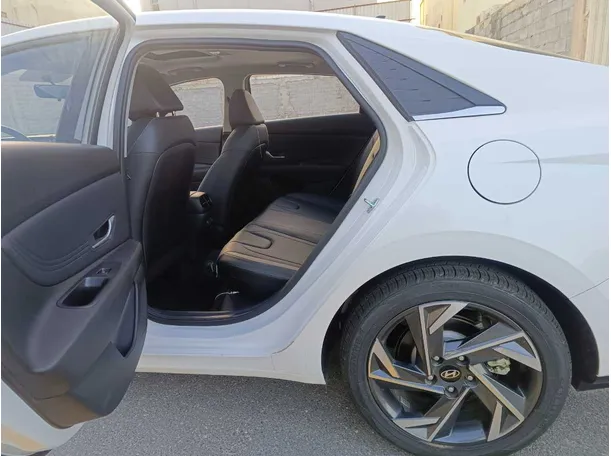 Car image 18