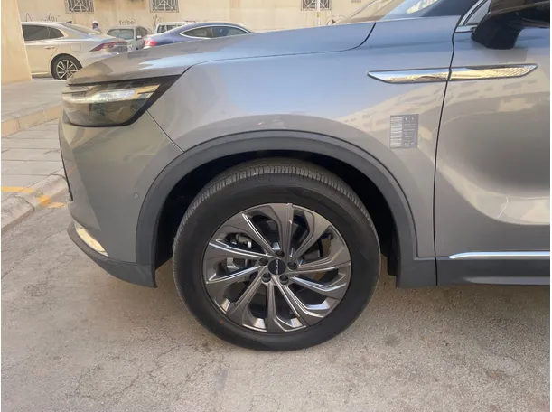 Car image 8