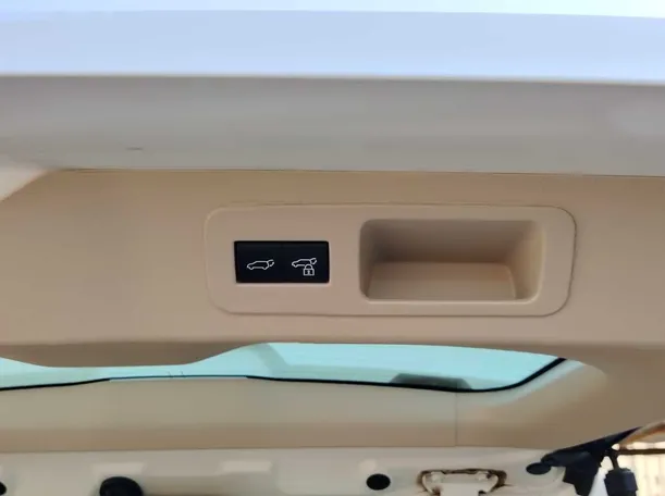 Car image 40