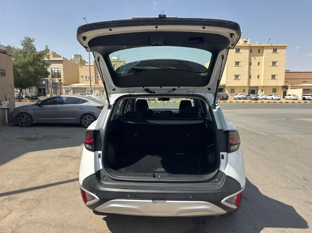 Car image 19