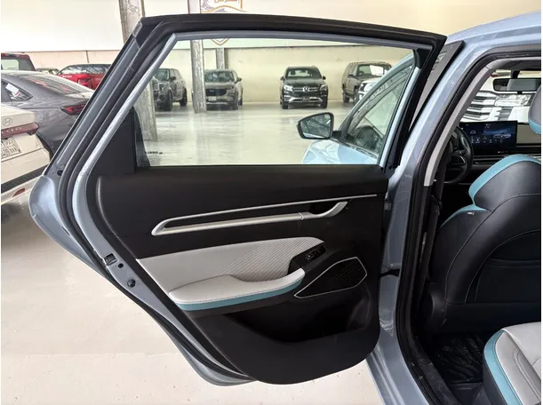 Car image 17