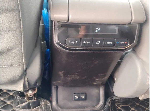 Car image 27