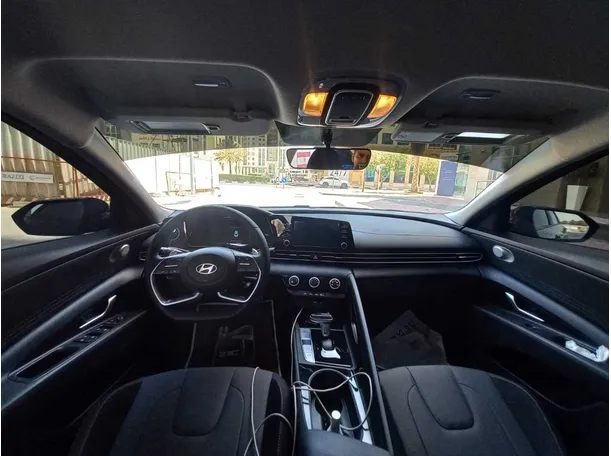 Car image 14