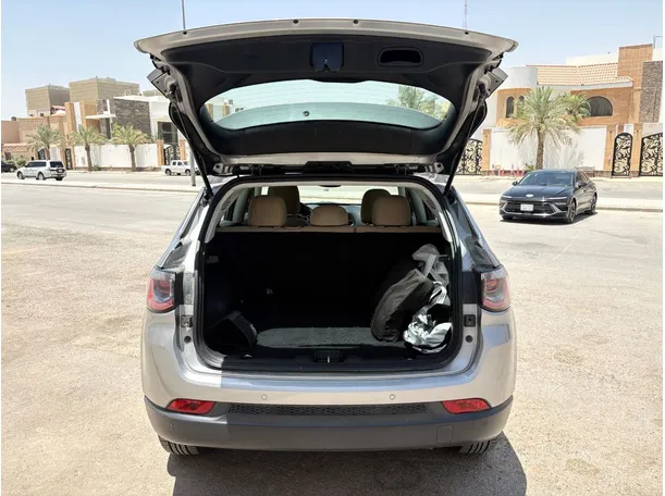Car image 27