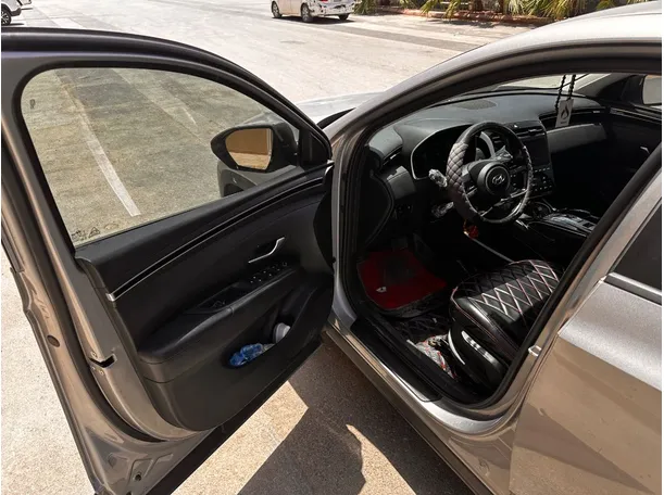 Car image 10