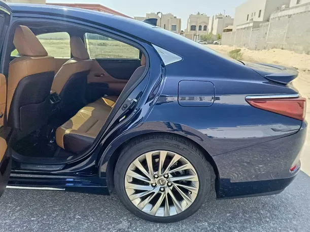 Car image 17
