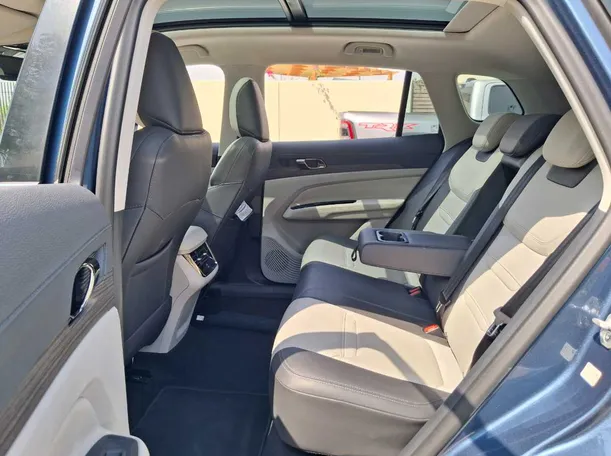 Car image 13