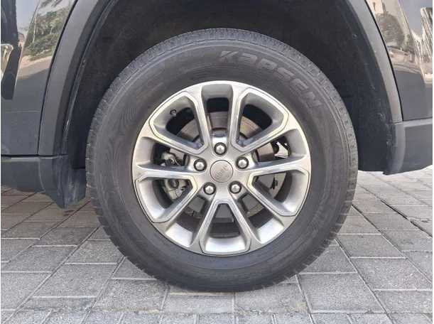 Car image 9
