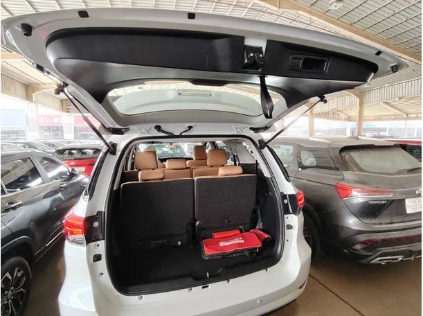 Car image 28