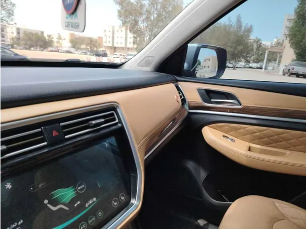 Car image 32