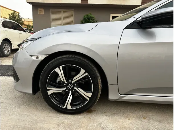 Car image 9