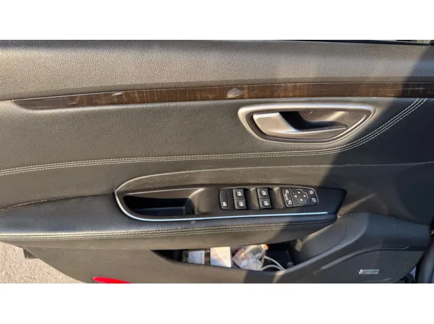 Car image 25