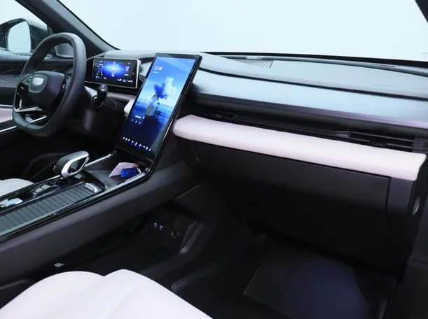 Car image 10