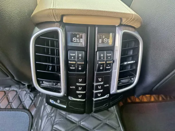 Car image 35