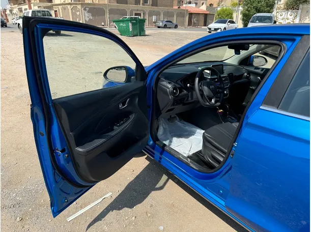Car image 11