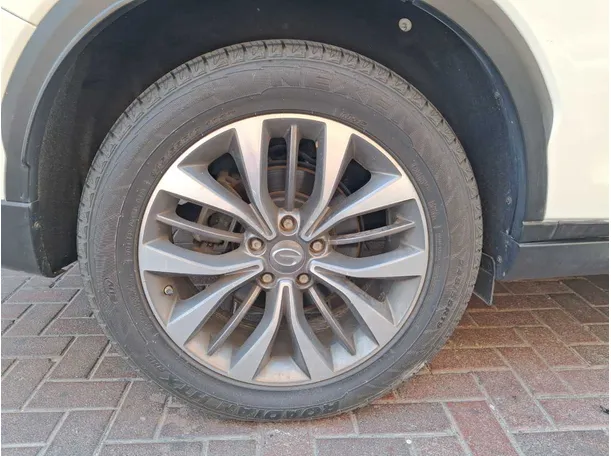 Car image 12