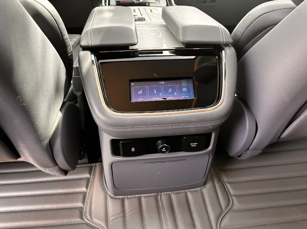 Car image 32