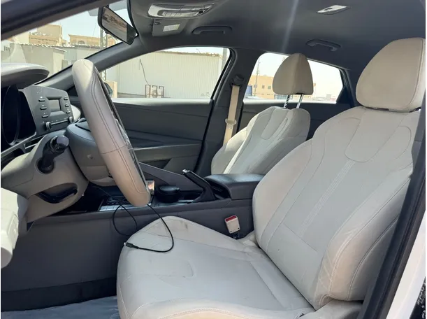 Car image 12
