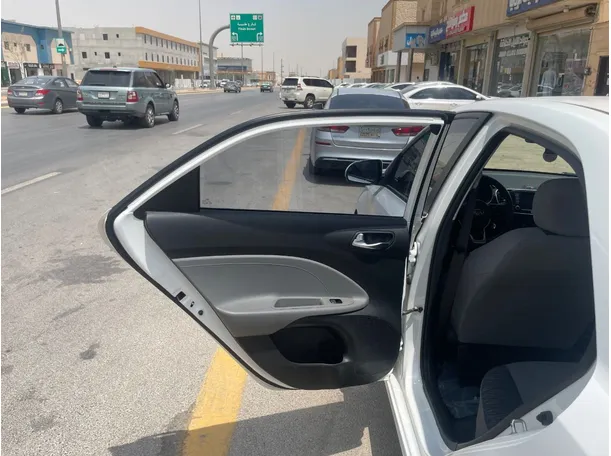 Car image 15