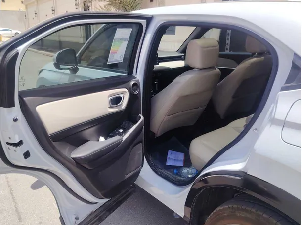 Car image 13