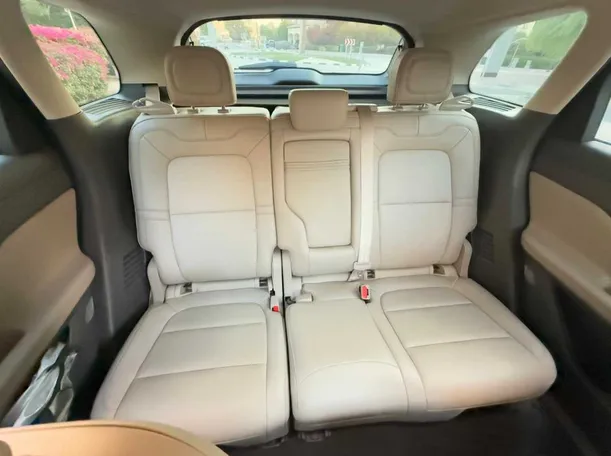 Car image 25