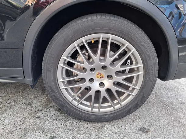 Car image 9