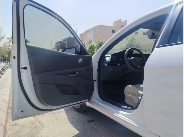 Car image 12