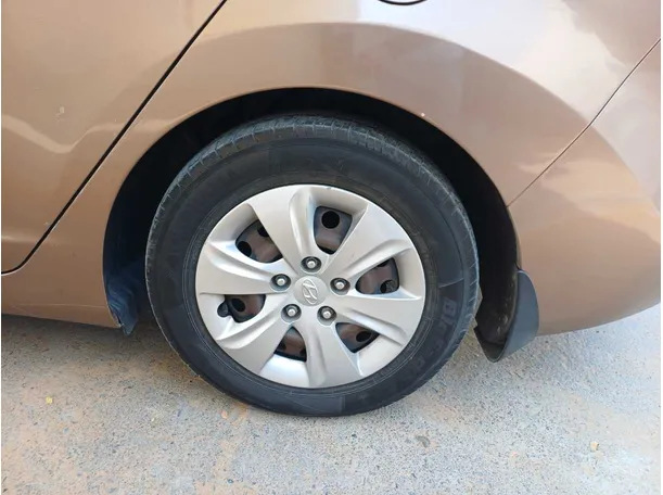 Car image 9