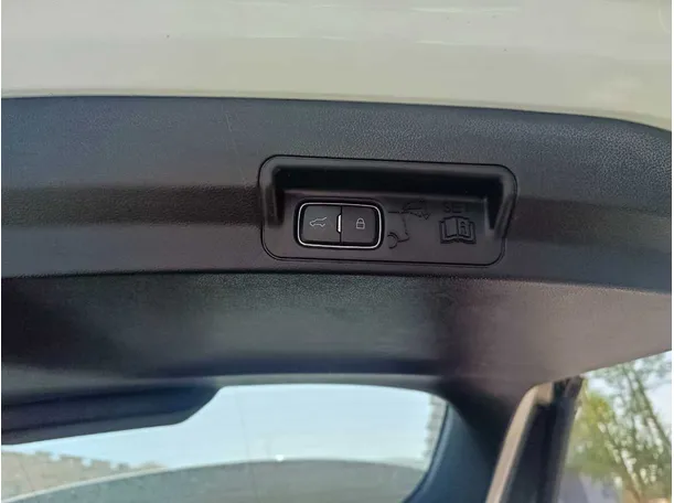 Car image 32