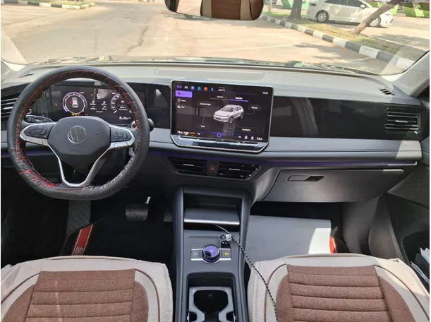 Car image 14