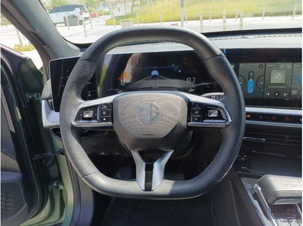Car image 13
