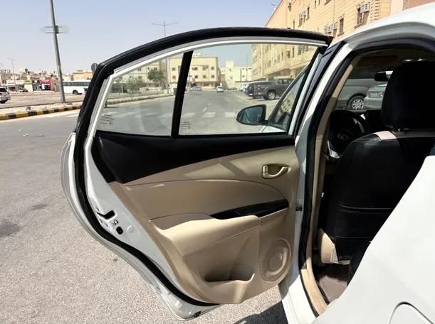 Car image 14