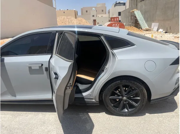 Car image 15