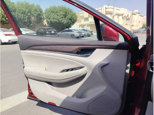 Car image 11