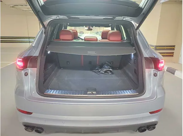 Car image 20