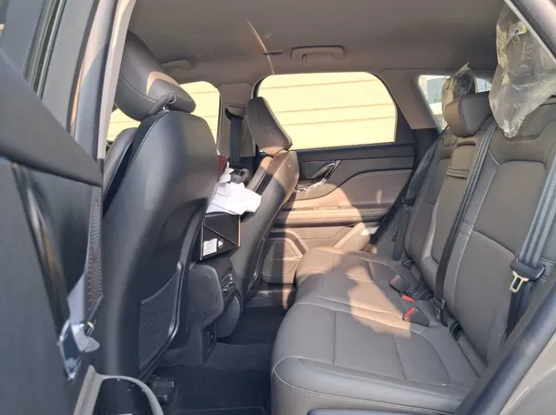 Car image 13