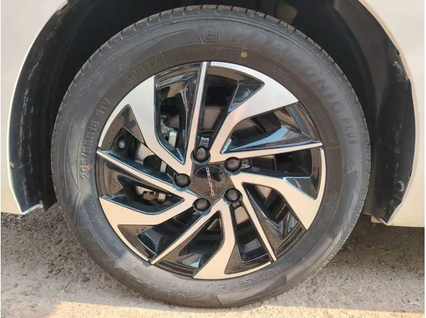 Car image 10